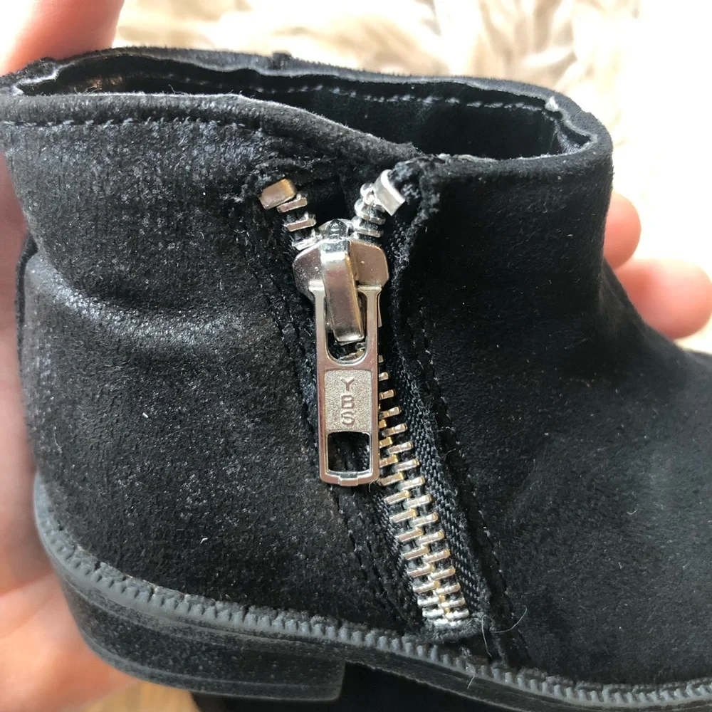 EUC ankle boots with zipper